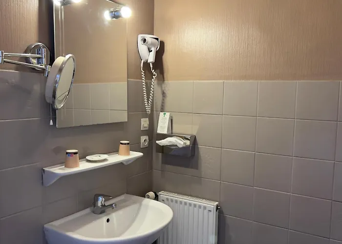 Hotel L'hostellerie Du Château De 3*